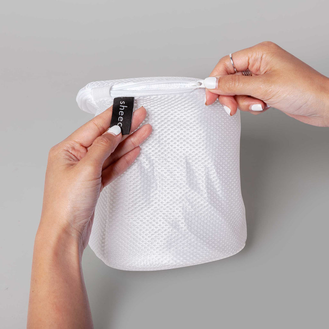 CAROOTU Bra Mesh Laundry Bags Anti-Deformation Lingerie Washing Bag with  Handle for Drying Zipper Closure